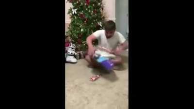 r/HadToHurt Christmas Video. Merry Xmas Everybody!