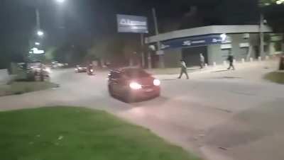 Florencio Varela: un conductor atropelló y arrastró a dos vecinos que protestaban por un corte de luz.