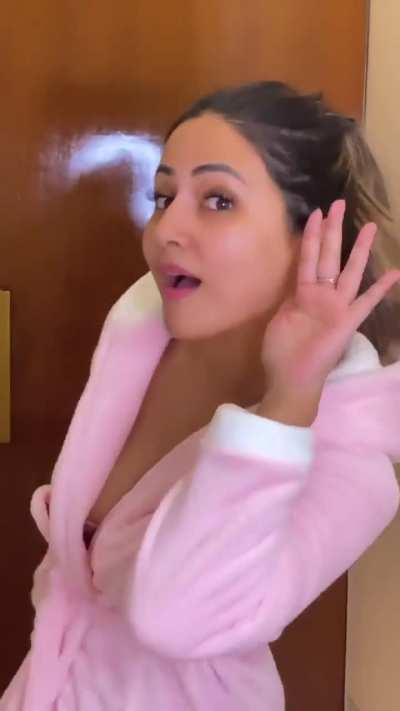 Hina Khan mommy showing beautiful legs -- i am back with new id