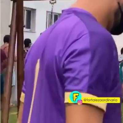 velho se fazendo de bobo