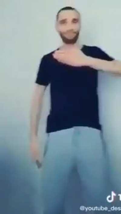 kaset ortaya ciktiktan sonra uzun adam deli taklidi yapiyor