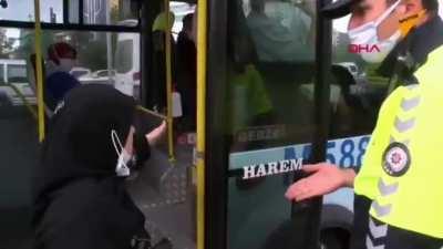 Bu kişi saçları maviye boyalı, piercingli, marjinal bir tip olsaydı, çoktan yerlerde sürüklenmiş, ters kelepçe yapılmış, gözaltına alınmıştı.Polisimiz hamdolsun, başörtülü vatandaşlarımıza karşı adeta bir kuzu.Kadının yürüyerek gitmesi de 2021 Türkiye'sin