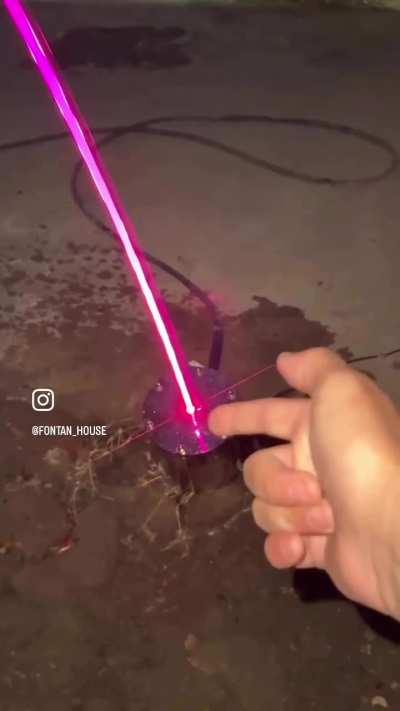 Light appears to curve in a laminar flow water stream because the water stream acts like a fiber optic cable through a phenomenon called total internal reflection