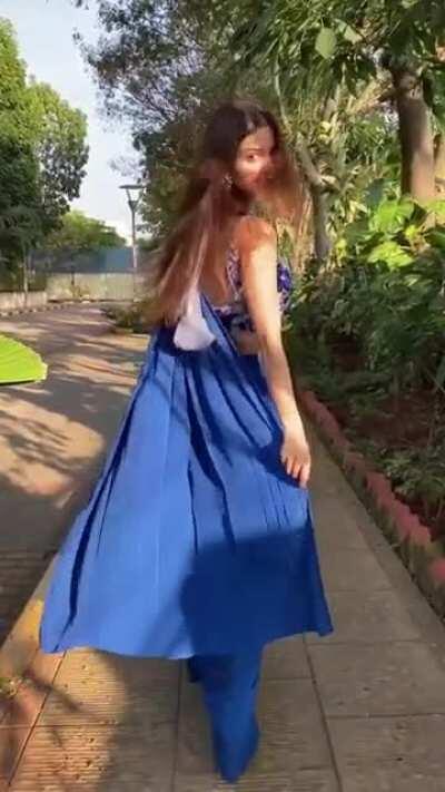 Saree beauty Vedhika