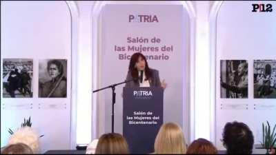 de vacaciones a Miami, NY, Disney, como clase media.....date cuenta militante idiota