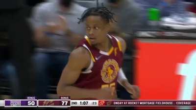 [Highlight] Jarrett Allen blocks Barnes, Okoro converts the smooth layup! Allen disrupts the Kings shot again and converts the fierce one-hand dunk on the fast break!