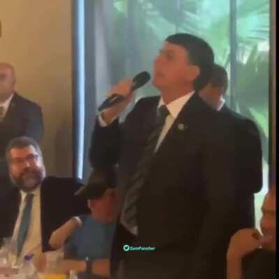 Bolsonaro comentando a polemica da compra dos alimentos. Ele disse que o leite condensado é para ''enfiar no rabo da imprensa'' e defendeu o gasto com chicletes.
