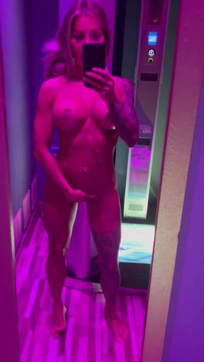 A mother with implants loves giving a great tittyfuck