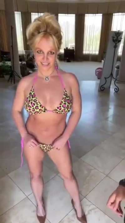 Has anyone ever paid attention to the hand on the bottom right side. WATCH TILL THE END