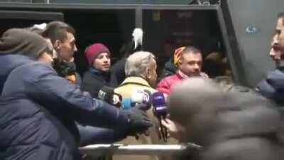 Arkada ki kırmızı montlu ben mk.