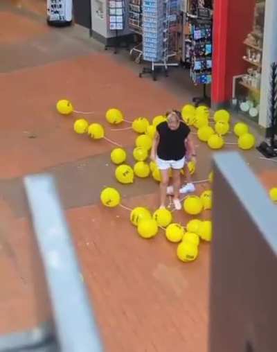 Damn… what did the balloons ever do to her?!😅