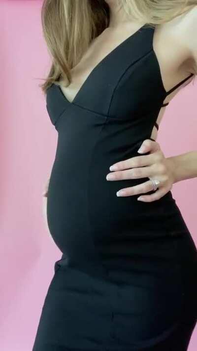Do you like how I can still squeeze into my pre-pregnancy clothes? How does mommy look in this little black dress? 💋 [oc]
