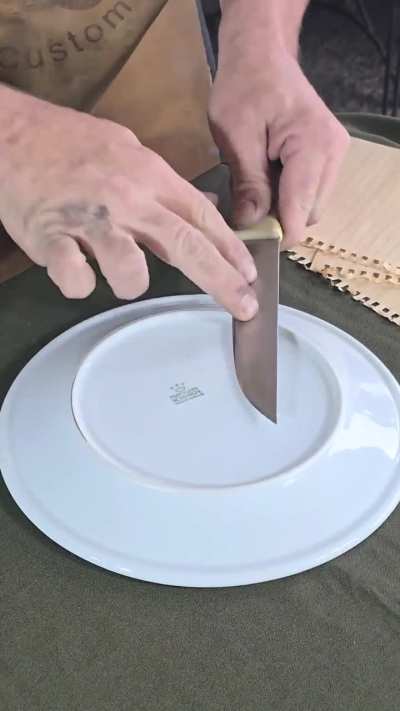 Sharpened this piece using a ceramic plate. No stone, no tricks — just ceramic and patience.