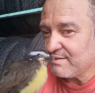 ele ficou muito feliz :D