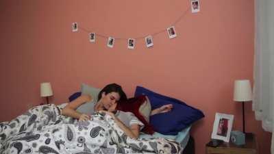 Priscila Buiar (Manuela) & Giul Abreu (Nina) lesbian kiss in Magenta s02e04