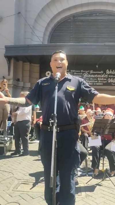 Policía cordobés tenor cantando opera en el mercado de abasto
