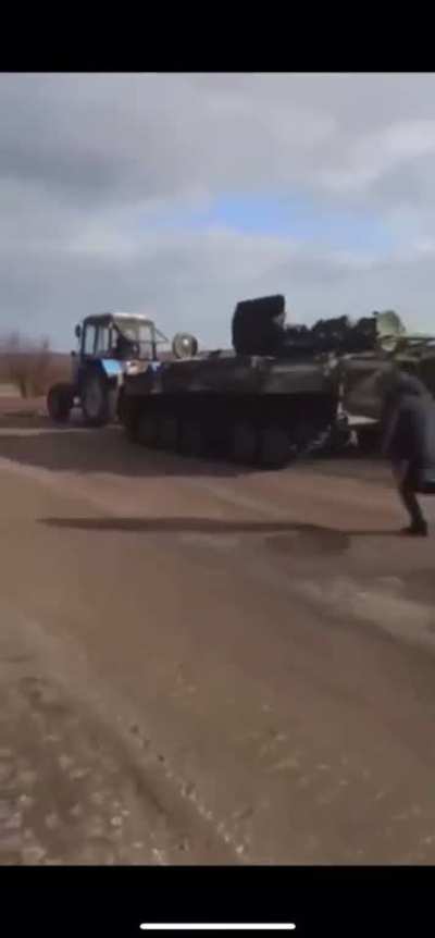 Ukrainian tractor gets rid of Russian tank