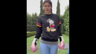 Alexandra Daddario - Cute in leggings (YT)