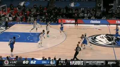 [Highlight] Batum finds Kawhi who hammers it past Porzingis