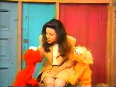 Julia Louis-Dreyfuss accidently swears in front of Elmo in a 1994 