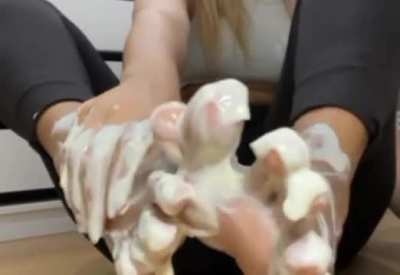 🍼,🍫,🍓 on my feet!!! type YES for info on full vid