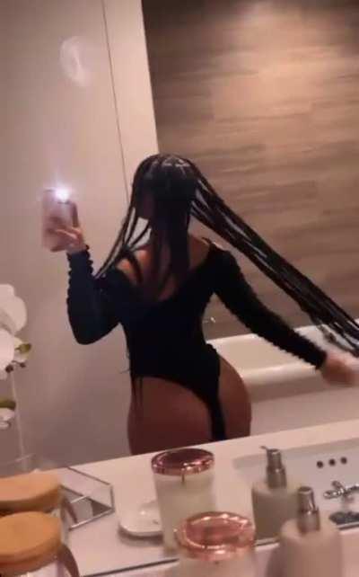 ari ass so fat😩😩