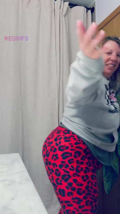 Mmm, you’re right where I want you. On your knees, ready to take in every fart. You don’t just want my scent, you NEED it. So go on, inhale me slowly. Let it fill you up. Marking you as MINE. 😈 💨