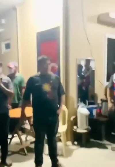 “O, tulog tayong lahat sa kulungan! Dami nating nilabag: curfew, social distancing..” Sabi ito nung anak ni Mayor Timoteo Villar III ng Santo Tomas, Pangasinan dito sa video. Ano nanaman kaya palusot nila dito.