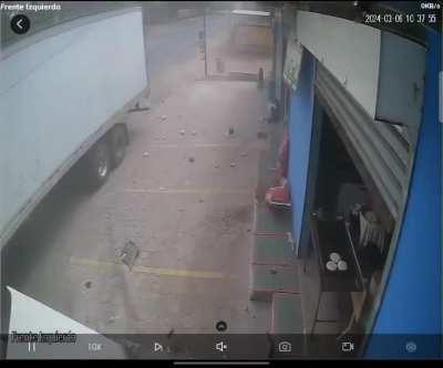 Jocoro, El Salvador : motorcyclist vs big truck