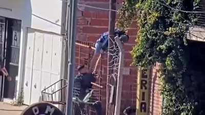 Así la policía Municipal de San Miguel aprehendió a dos delincuentes armados que minutos previos se habían robado un unito