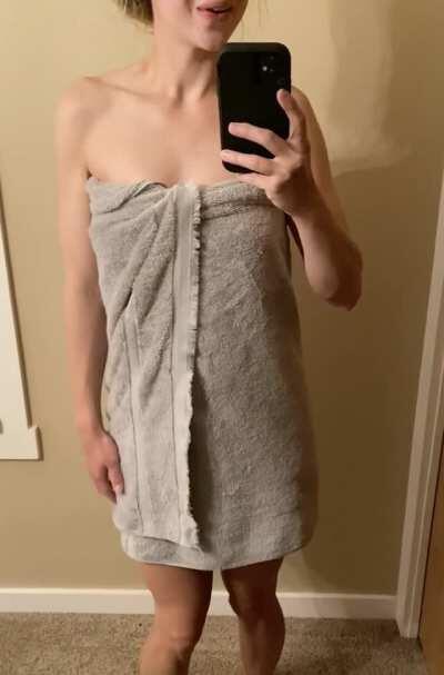 Oops, I accidentally dropped my towel😉