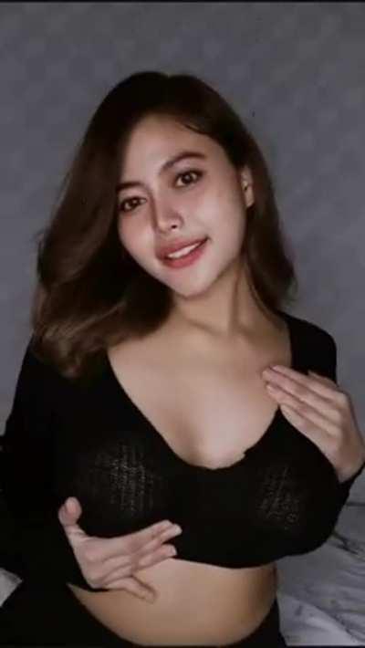 Do you like the way i jiggle my boobies for you? 😏💦