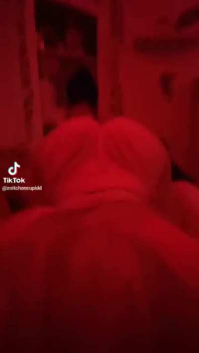 famous arch vid (she keeps getting it taken down :/)