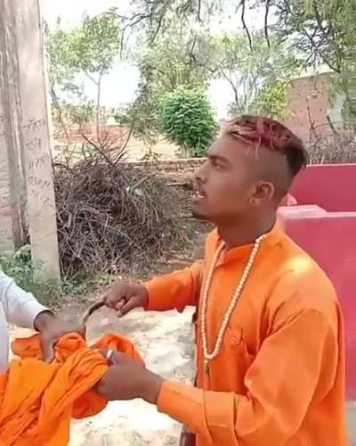 ਸਾਧ ਦੇ ਭੇਸ 'ਚ ਘੁੰਮਣ ਵਾਲੇ ਨੂੰ ਜਦੋਂ ਪਿੰਡ ਵਾਲਿਆਂ ਨੇ ਫੜਿਆ ਤਾਂ ਅੱਗੇ ਵੇਖੋ ਕੀ ਹੋਇਆ ?