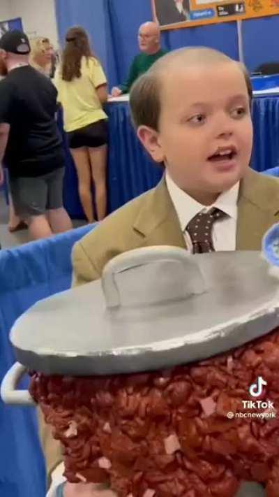 Kid cosplays as Kevin from The Office