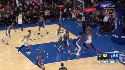 [Highlight] Simmons misses the bucket at the rim to the Sixers crowd's delight