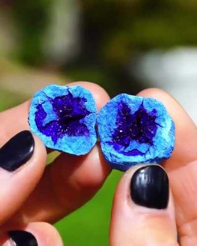 This blue veszelyite