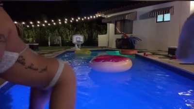Aspen twerking in the pool 👌🏾