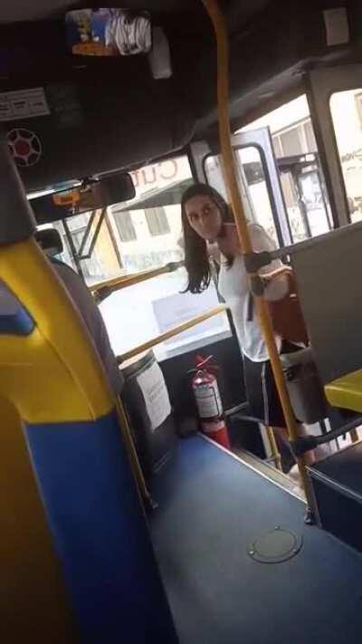 Bajate Karen, deja de hinchar las pelotas...