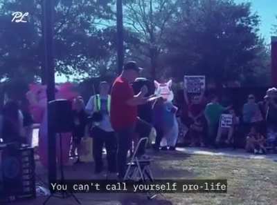 WOW! SAY IT LOUDER: At the NO KINGS rally in Alabama, this hero on a stepstool EXPOSED the MAGA scam: 