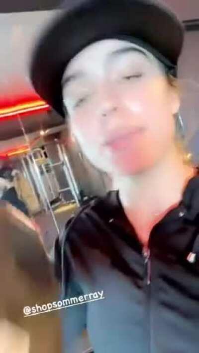 Her glistening face and the ass in the mirror🤤