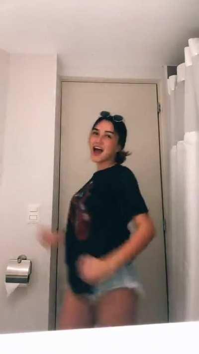 Me encanta como se levanta la camisa