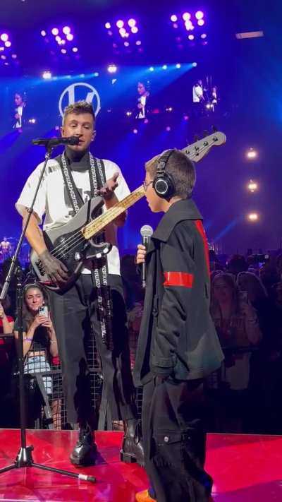 my cousin got picked to sing ride with tyler!! 