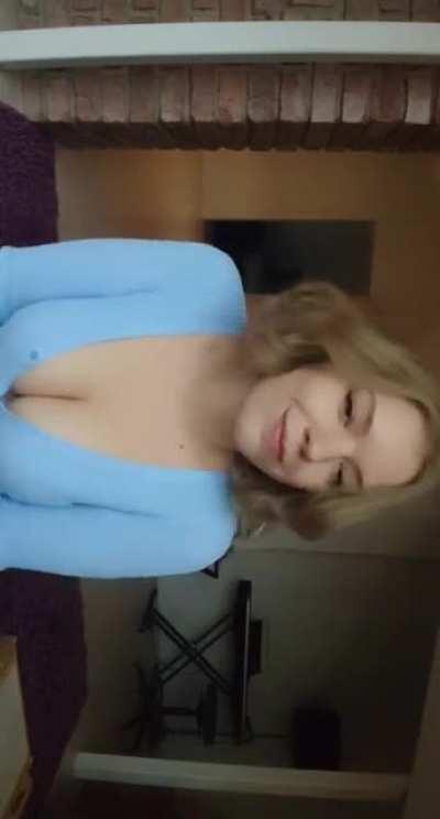 Thinking about going to the hairdresser soon. But I'm unsure of the change I want. 🤔 🤔 Any suggestions? ☺️✂(F25)