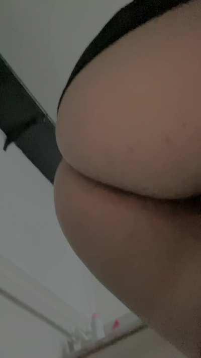 Being lactose intolerant is sooo annoying 😫😫 I need a loyal fart slave to swallow all my stinky farts