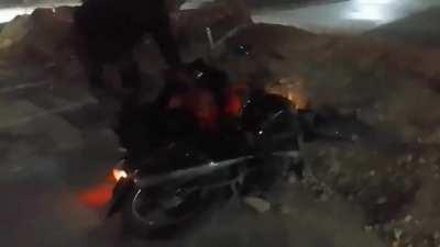 Un hombre reclamó en Las Heras que una obra sin señalar iba a provocar accidentes y justo una moto choca atrás de él. Este país es único, el nivel de cine que manejamos.