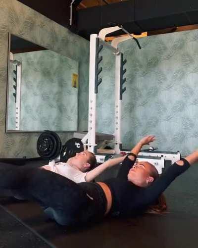 Ich finde es echt geil, dass sie ihren Knackpo so fleissig trainiert