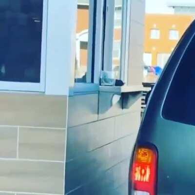 -Moço Qual Seria o preço do café? -Atendente: