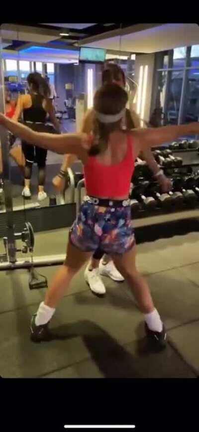 Sommer shaking her ass