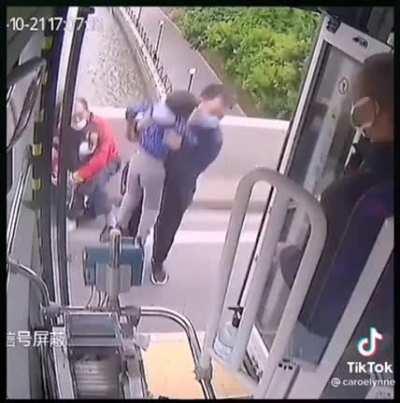 A bus driver saves a woman from commiting suicide together with her kid.